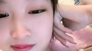令人惊叹的色情明星August Ames在这个热门视频中接受了一根巨大的阴茎