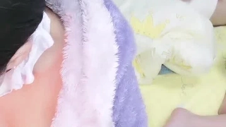 遥控玩具蹂躏女友在一餐厅高潮